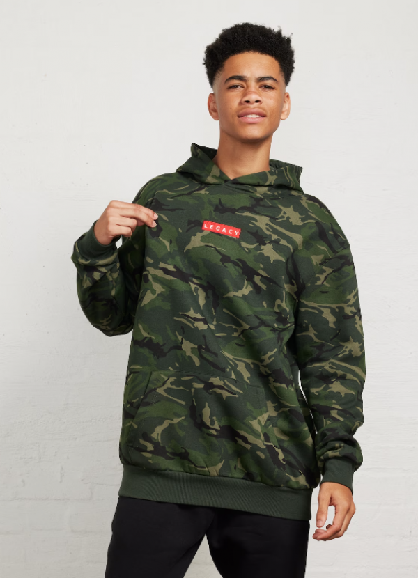 Hoodie dengan motif camouflage